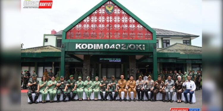 Pangdam IISriwijaya Mayjen TNI Ujang Darwis didampingi Ketua Persit KCK Daerah II Sriwijaya berfoto bersama jajaran Kodim 0402OKI dan Forkopimda Kabupaten OKI saat melakukan kunjungan kerja Senin 15920