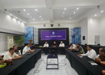 Ketua Umum PWI Pusat Akhmad Munir bersama anggota pengurus PWI Pusat periode 2025-2030 saat rapat koordinasi di Hall Dewan Pers.