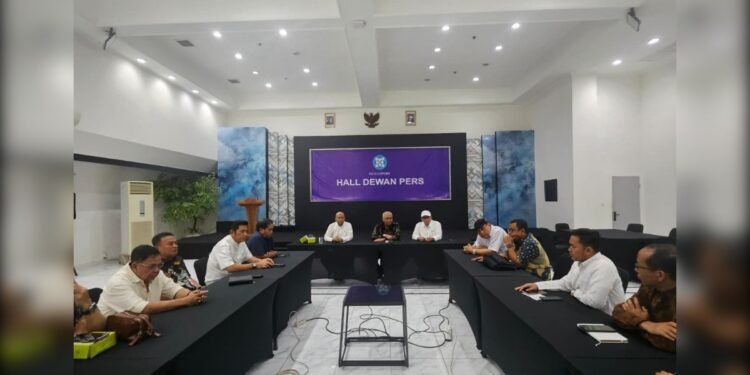 Ketua Umum PWI Pusat Akhmad Munir bersama anggota pengurus PWI Pusat periode 2025 2030 saat rapat koordinasi di Hall Dewan Pers