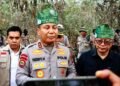 Kapolda Riau Bersama Rocky Gerung Turun Kelokasi Pemadaman Karhutla di Kota Dumai