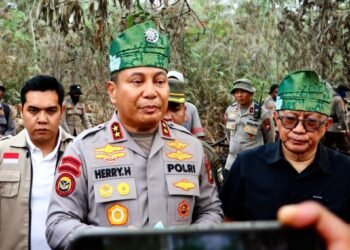 Kapolda Riau Bersama Rocky Gerung Turun Kelokasi Pemadaman Karhutla di Kota Dumai