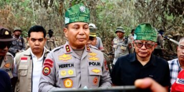 Kapolda Riau Bersama Rocky Gerung Turun Kelokasi Pemadaman Karhutla di Kota Dumai