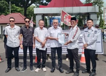 aksi SIRA - Utusan Rakyat Aksi SIRA di Kantor Gubernur Sumsel, Tolak Anggaran Mobil Mewah dan Pakaian Dinas