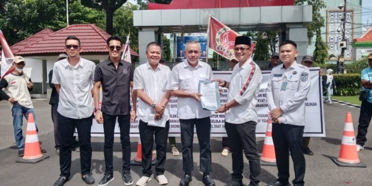 Aksi SIRA di Kantor Gubernur Sumsel, Tolak Anggaran Mobil Mewah dan Pakaian Dinas