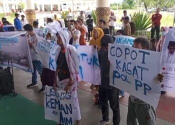 Aliansi Masyarakat Peduli Karim Gelar Aksi Demo di Kantor Wali Kota Padang