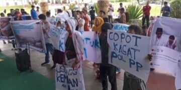 Aliansi Masyarakat Peduli Karim Gelar Aksi Demo di Kantor Wali Kota Padang