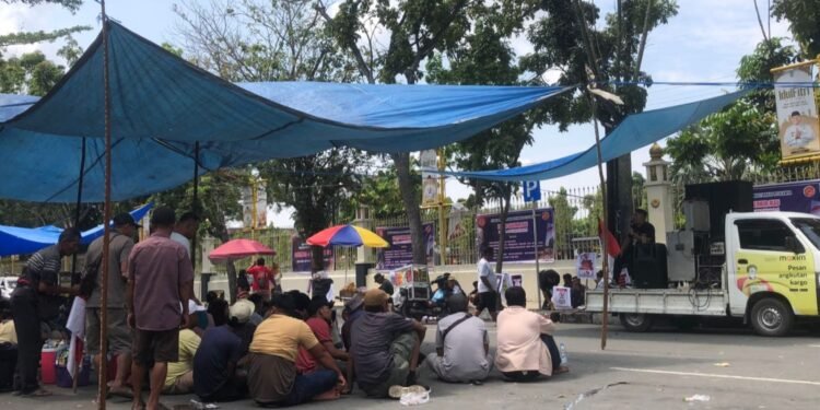 demo tntn - Utusan Rakyat Demo Hari Kedua Masyarakat TNTN Pelalawan: Gantungkan Brondolan Sawit di Kantor Gubernur Riau