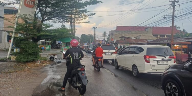 Habis Hujan Terbitlah Macet di Jalan Hang Tuah Pekanbaru