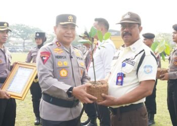 Kapolda Riau Beri Penghargaan Kepada 62 Personel dan 14 Warga Berprestasi
