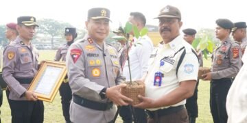 Kapolda Riau Beri Penghargaan Kepada 62 Personel dan 14 Warga Berprestasi