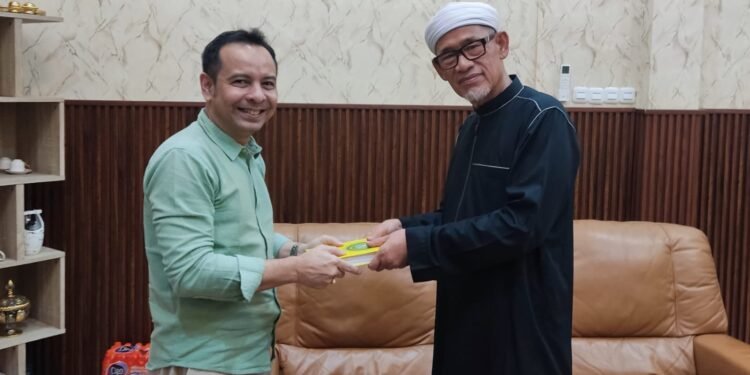 Arief Martha Rahadyan Serahkan Wakaf Al-Qur’an di Bogor, Dorong Penguatan Pendidikan Pesantren