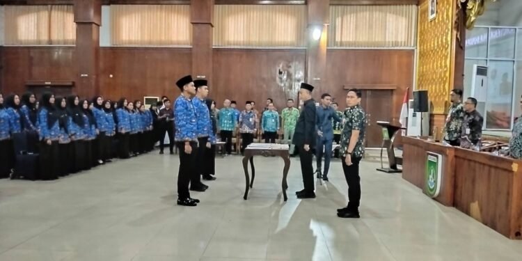 Wali Kota Dumai Paisal Serah SK 279 Calon PNS Dumai Jadi PNS Penuh