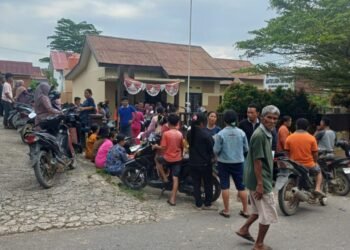 Antusiasme Bercampur Kekecewaan: Warga Tuah Negeri Berdesak-desakan rebut Kupon Bantuan Beras di Tengah Kontroversi Daftar Penerima