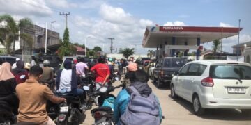Pertalite Ludes di SPBU Garuda Sakti, Antrean Mengular hingga Badan Jalan, Warga Dorong Mobil