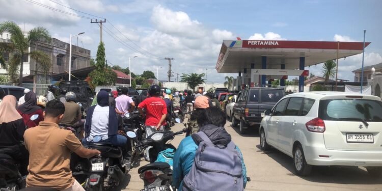 Pertalite Ludes di SPBU Garuda Sakti, Antrean Mengular hingga Badan Jalan, Warga Dorong Mobil