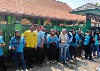 GENERAL CLEANING SPPG02 KAUM BARU CILEUNGSI, KARYAWAN MENIKMATI MAKAN BERSAMA SETELAH BEKERJA