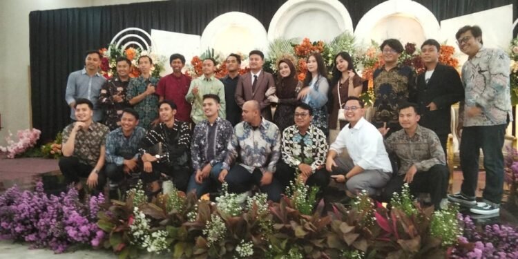 HAPPY WEDDING: ALBI MARDYO ST DAN ARYANI SPD