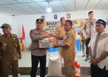 KAPOLDA SULUT, Irjen Pol Roycke Langi Didampingi Bhayangkari dan Bupati Bolmong Serahkan Bantuan Bencana Banjir Bandang di Solimandungan