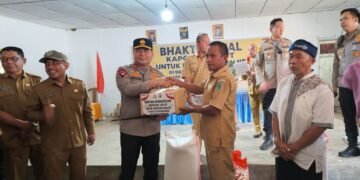 KAPOLDA SULUT, Irjen Pol Roycke Langi Didampingi Bhayangkari dan Bupati Bolmong Serahkan Bantuan Bencana Banjir Bandang di Solimandungan