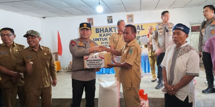 KAPOLDA SULUT, Irjen Pol Roycke Langi Didampingi Bhayangkari dan Bupati Bolmong Serahkan Bantuan Bencana Banjir Bandang di Solimandungan