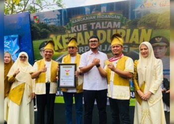 PECAH REKOR MURI! PEMKO PEKANBARU BENTANG KUE TALAM KETAN DURIAN 1 KM DI HUT KOTA KE-242
