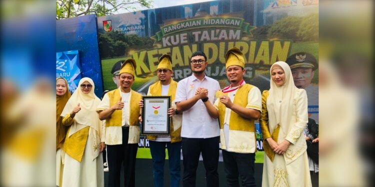 kur talam_UtusanRakyat - Utusan Rakyat PECAH REKOR MURI! PEMKO PEKANBARU BENTANG KUE TALAM KETAN DURIAN 1 KM DI HUT KOTA KE-242