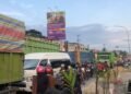 ANTRIAN TRUK BELI BIO SOLAR DI SPBU GARUDA SAKTI KM 2 PICU KEMACETAN PANJANG