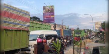 ANTRIAN TRUK BELI BIO SOLAR DI SPBU GARUDA SAKTI KM 2 PICU KEMACETAN PANJANG