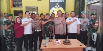 TNI-POLRI-PEMKOT KOMPAK, DANRAMIL & CAMAT BINAWIDYA SAMBANGI POLSEK BINAWIDYA HUT BHAYANGKARA KE-80