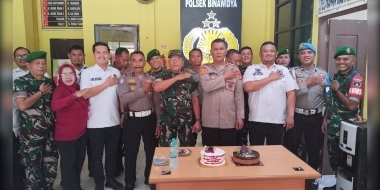 TNI-POLRI-PEMKOT KOMPAK, DANRAMIL & CAMAT BINAWIDYA SAMBANGI POLSEK BINAWIDYA HUT BHAYANGKARA KE-80