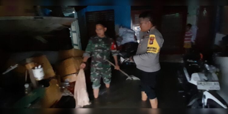 hujan deras_UtusanRakyat - Utusan Rakyat Hujan Deras Setengah Hari, Kelurahan Buluh Kasap Terendam Banjir