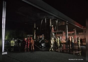 kebakaran spbu hangtuah_UtusanRakyat - Utusan Rakyat KEBAKARAN HEBAT MELAHAP SEBUAH MOBIL DI SPBU HANGTUAH PEKANBARU