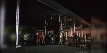 kebakaran spbu hangtuah_UtusanRakyat - Utusan Rakyat KEBAKARAN HEBAT MELAHAP SEBUAH MOBIL DI SPBU HANGTUAH PEKANBARU