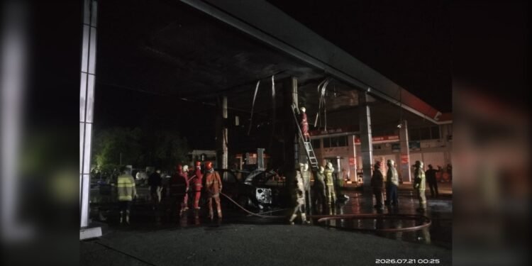 kebakaran spbu hangtuah_UtusanRakyat - Utusan Rakyat KEBAKARAN HEBAT MELAHAP SEBUAH MOBIL DI SPBU HANGTUAH PEKANBARU