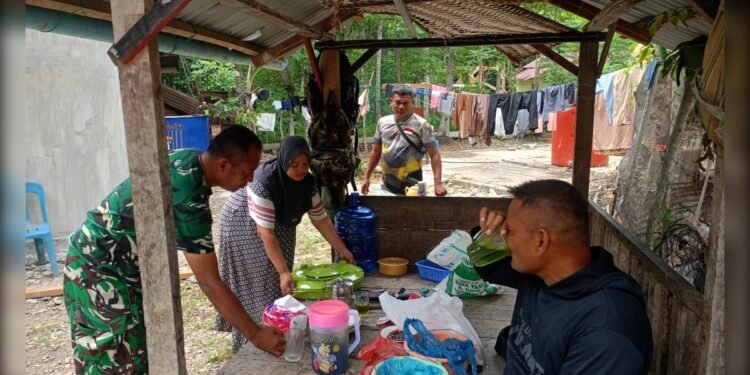 kebersamaan tni dan rakyat_UtusanRakyat - Utusan Rakyat Secangkir Kopi dan Hidangan Sederhana, Cara Warga Lhok Panah Menjamu Satgas TMMD Ke-129 Kodim 0102/Pidie