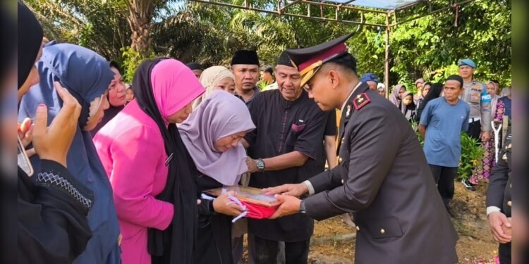 polres kampar_UtusanRakyat - Utusan Rakyat Polres Kampar Berduka Upacara Pemakaman Personil Aipda Supriandi Dilaksanakan Dengan Khidmat Di Kuok