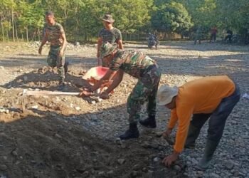 satgas tmmd pidie_UtusanRakyat - Utusan Rakyat Satgas TMMD Ke-129 Kodim 0102/Pidie Bersama Warga Bersihkan Lokasi Pembangunan MCK dan Sumur Bor