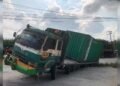 Truk Kontainer Peti Kemas Terperosok Ke Parit Satu Meter di Jalan Garuda Sakti KM 3 Supir Mengantuk Dan Kurang Berhati Hati Dalam Berkendara