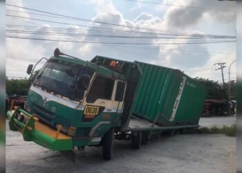 Truk Kontainer Peti Kemas Terperosok Ke Parit Satu Meter di Jalan Garuda Sakti KM 3 Supir Mengantuk Dan Kurang Berhati Hati Dalam Berkendara