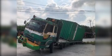 Truk Kontainer Peti Kemas Terperosok Ke Parit Satu Meter di Jalan Garuda Sakti KM 3 Supir Mengantuk Dan Kurang Berhati Hati Dalam Berkendara