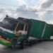 truk terperogok_UtusanRakyat - Utusan Rakyat Truk Kontainer Peti Kemas Terperosok Ke Parit Satu Meter di Jalan Garuda Sakti KM 3 Supir Mengantuk Dan Kurang Berhati Hati Dalam Berkendara