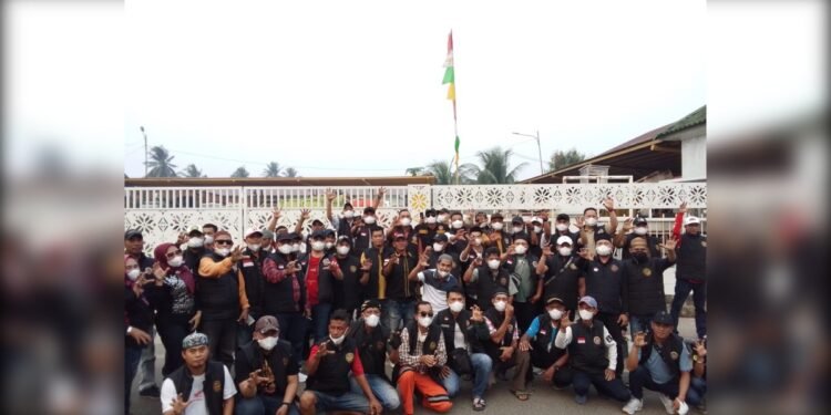 aksi sosial cakar palembang_UtusanRakyat - Utusan Rakyat Aksi Sosial Cakar Sriwijaya Bagikan 3.000 Masker Gratis untuk Pengendara Lintas Jembatan Musi IV