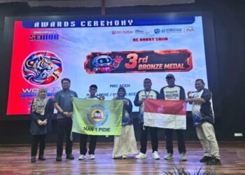 Gemilang di Panggung Asia, Dua Siswa MAN 1 Pidie Raih Juara 3 Robotik di Malaysia