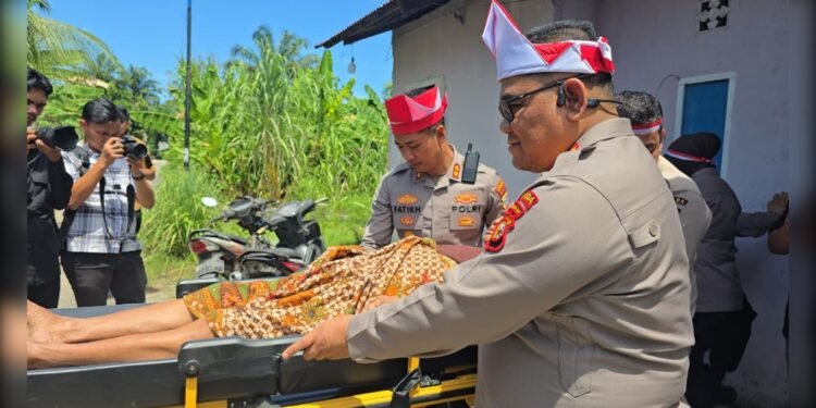 Polres Dumai Bersama Polda Riau Evakuasi Lansia Sakit Menahun dalam Kegiatan Ekspedisi Merah Putih Presisi