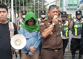 Puluhan Massa Organisasi SCW Geruduk Kejati Sumatera Selatan, Soroti Tuntutan JPU, SCW Minta Evaluasi Perkara AP