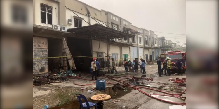 Enam Gudang di Kompleks Pergudangan Avian Pekanbaru Hangus Terbakar, Kerugian Ditaksir Capai Miliaran Rupiah