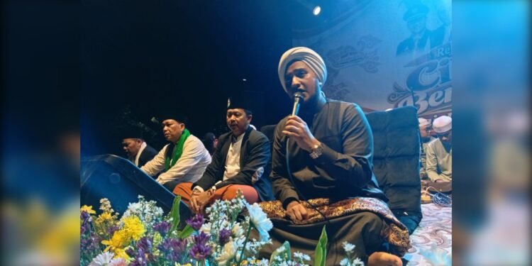 Refleksi Akhir Tahun “Cileungsi Berselawat” Bersama Majelis Syababuk Kheir di Depan Kantor Kecamatan Cileungsi, Bogor