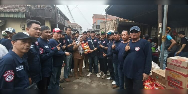 Erwin King, Ketua Umum Solidaritas Serigala Indonesia, Turun Langsung Salurkan Bantuan Musibah Kebakaran