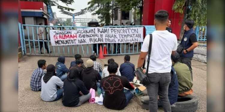 IPTD (IKATAN PEMUDA TERATAI DUMAI) GELAR AKSI DEMO DI PINTU GATE II PT. PELINDO 1 CABANG DUMAI