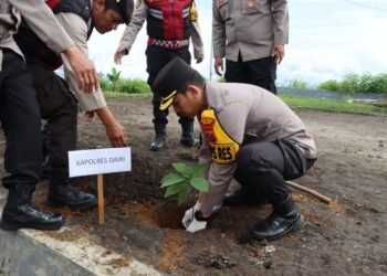 Kapolres Dairi Bersama Masyarakat Tanam Pohon, Wujudkan Lingkungan Hijau melalui Program Green Policing